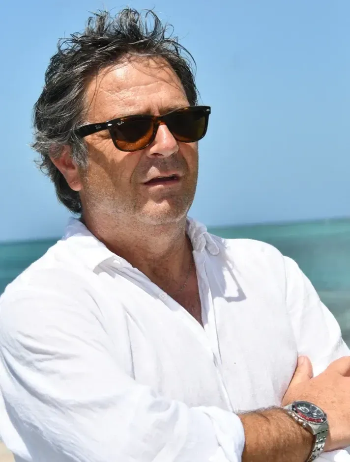Eric Diaz face à la mer.
